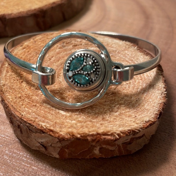 Silver bangle with pretty turquoise stones inlet. - Picture 2 of 2